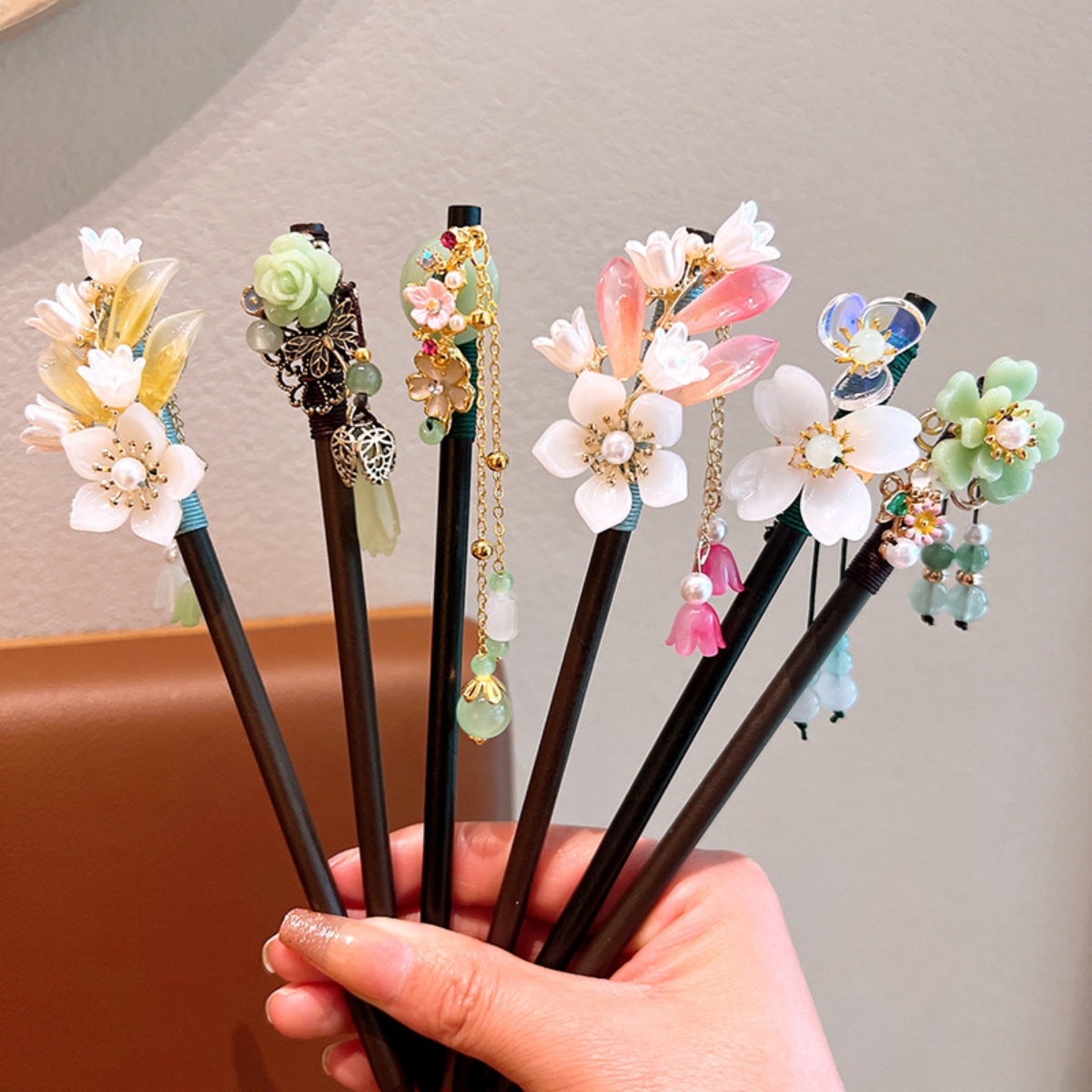 Hanbok Hair Pin - Изысканная деревянная заколка с цветочной кисточкой